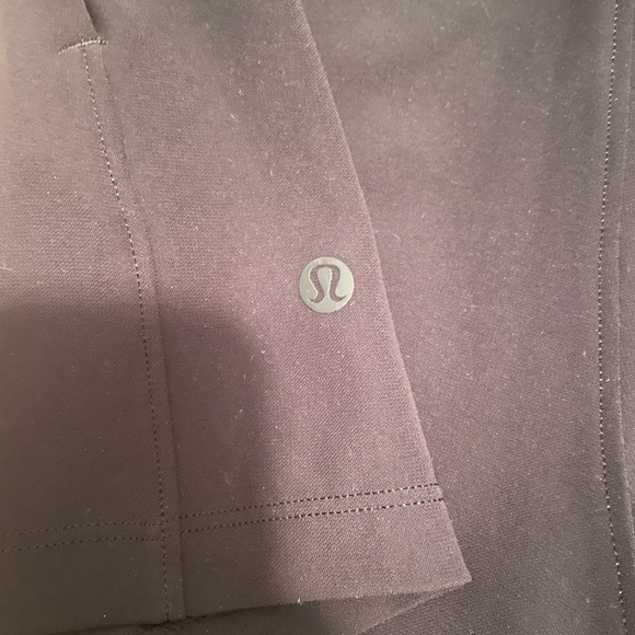 Lululemon shorts w/ pockets - Picture 3 of 3